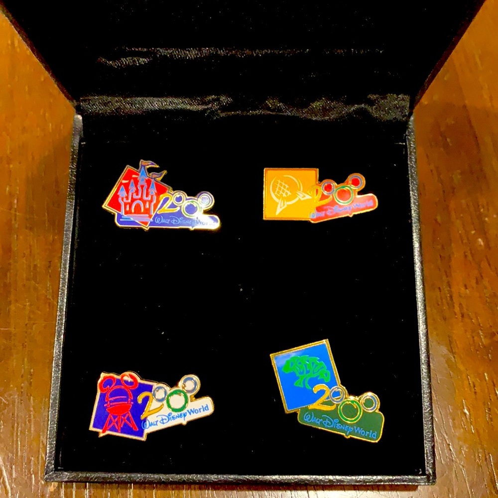 2000 Disney Walt Disney World Parks Pin set